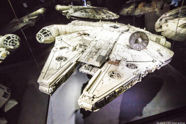 　カリフォルニア州サンノゼ発--「スター・ウォーズ」シリーズの独創的な歴史の一部を間近で見たいファンは、2014年2月までにシリコンバレーを訪れるべきだ。

　「Star Wars: Where Science Meets Imagination」（スター・ウォーズ：科学と想像が出会う場所）展覧会が10月、当地のテックイノベーション博物館で開幕した。同展覧会はこの8年間、全米各地で巡回開催されており、今回、最終目的地であるシリコンバレーにやってきた。シリコンバレーは、George Lucas氏の裏庭と言ってもいい場所だ。

　米国時間2014年2月23日まで開催される同展覧会を訪れた人は、衣装や模型、小道具など、映画「スター・ウォーズ」シリーズ6作品に登場したオリジナルの制作物70点を間近で見ることができる。

　この「ミレニアム・ファルコン」の模型は「スター・ウォーズ エピソード4/新たなる希望」で使われたもの。
