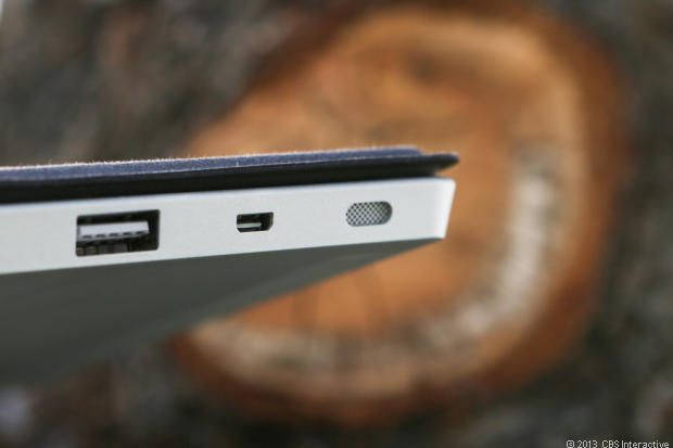 　Surface 2のポートは、Surface RTのものと同じだ。右側面には、フルサイズUSBポートとMicro-HDMIポートがある。
