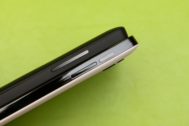 　Nexus 5には、セラミック製の電源ボタンと音量調整ボタンが搭載されている。