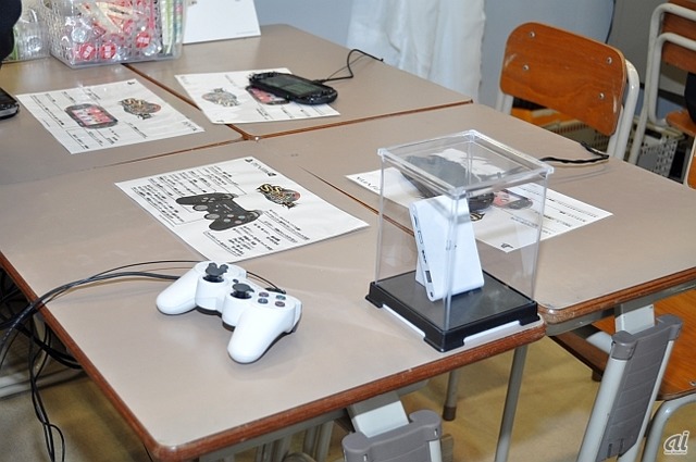 　試遊は4人1組で、ひとりはコンパニオンが混じって共闘プレイを行う。ブースによっては、PS Vita TVを組み合わせた形でプレイする。