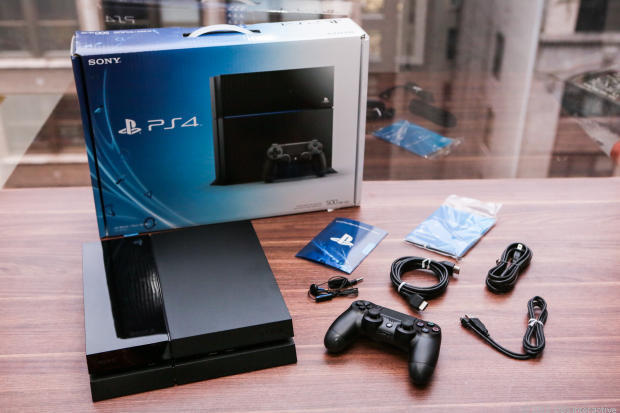 　「PlayStation 4」（PS4）は米国時間11月15日、米国での販売が開始される。同コンソールを購入すると、この写真にあるものが同梱されている。