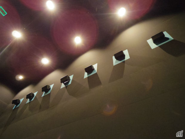 　劇場内のサイドに設置されていたスピーカ。なお、米国では現在300以上の劇場にDOLBY ATMOSが導入されているという。