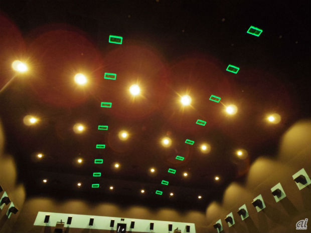 　劇場内の天井にもスピーカが設置されていた。