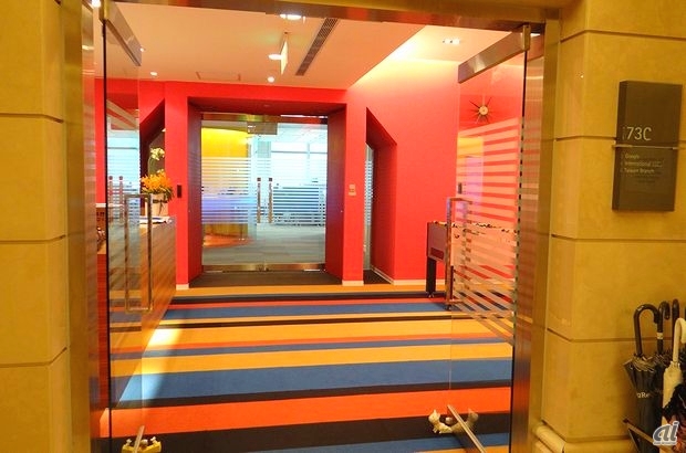 　Google Taipeiは、2008年から台北101にオフィスを構えているそうです。1階のセキュリティゲートを抜け、エレベーターで73階まで上がると、受付けが目の前に現れます。