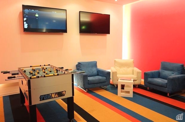 　来訪者向けの待ち合いスペース。日本オフィスにも設けられているテーブルサッカーゲームで遊ぶことができます。