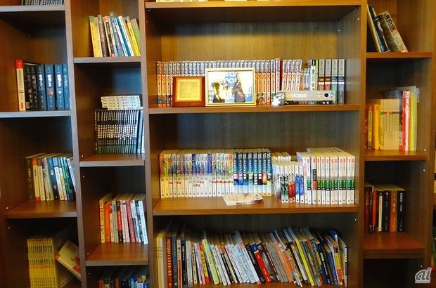 　本棚には、ビジネス書からコミックまで幅広い書籍が所狭しと置かれていました。