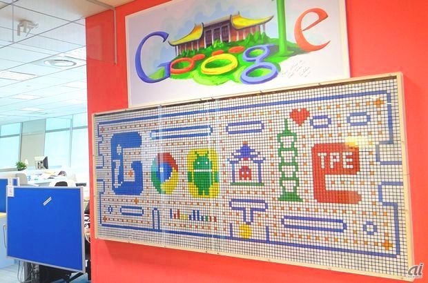 　社員の業務エリアには、いたるところにGoogleのホリデーロゴ「Doodle」が飾られています。中正紀念堂や台北101など、台湾ならではの要素を盛り込んだオリジナルロゴも。