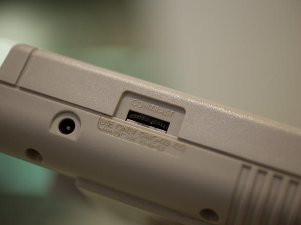 　この便利なダイヤルを使うと、Game Boyの暗いディスプレイで、グレーの濃さを好きなように調整できる。