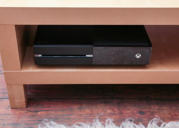 　Xbox Oneをエンターテインメント機器用の棚に置いたところ。