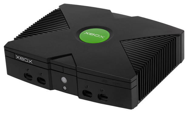 　初代Xboxが店頭に並んだのは米国時間2001年11月15日で、価格は299.99ドルだった。ソニーの「PlayStation 2」や任天堂の「ゲームキューブ」と直接競合した。ローンチタイトルに含まれていた初代「Halo」はXbox独占タイトルであり、同コンソール初のメジャーな必携ゲームシリーズとなった。