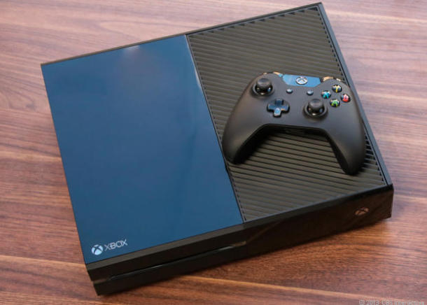 　Xbox Oneは米国などで現地時間2013年11月22日、「PlayStation 4」発売の1週間後というタイミングで登場した。価格は499ドルで第2世代Kinectが同梱されている。Oneの狙いはゲームを超えたところにあり、放送中のテレビ番組を視聴するというユニークな特徴がHDMIパススルー機能によって可能となっている。もっとも、音声および動作によるコントロールは、初期の「Siri」を思い起させるものがある。同技術は有望だが、まだ完全ではない。しかし、コンソールの寿命が5年以上という状態において、1つのデバイスですべてを制御するという約束を果たすには十分な時間がXbox Oneにはある。