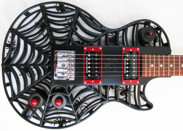 　ODD Guitarsにより3Dプリントされた「Spider LP」ギターは、クモの巣をモチーフにしており、内部にはクモがいる。価格は3500ドルでハードケース付きだが送料は別となっている。