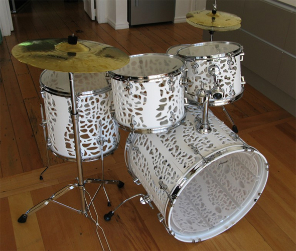 　「Atom」ドラムキットは、Olaf Diegel氏によって「SONOR Smart Force」キットのシェルが3Dプリントされたものに置き換えられている。「The 3D-printed Band」（名称は変更される可能性がある）は、このドラムに他の3Dプリントされた楽器を加えた形で、ドイツのフランクフルトで12月に開催のEuroMoldデザインフェアで演奏する予定だ。
