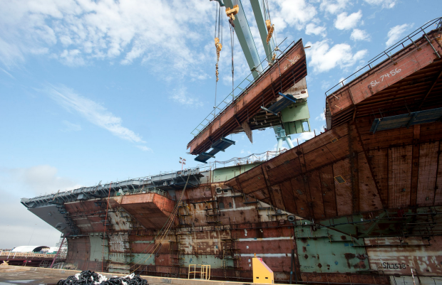 　3年にわたる構造部分の組立作業は、2013年5月8日に終わりを迎えた。この日、同造船所の最大つり上げ荷重1050トンのガントリークレーンが、Gerald R. Ford（CVN 78）のカタパルトの1つの前方端を所定の位置までつり上げた。