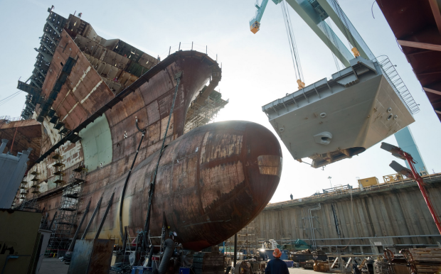 　2013年4月9日、ニューポートニューズ造船所でGerald R. Fordの上部艦首ユニットが所定の位置へと持ち上げられた。重量787トンのこのユニットには19本の形鋼が使われている。同艦の飛行甲板の構造の仕上げとなる部分だ。