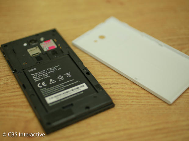 　micro SIMカードやバッテリにアクセスするには背面カバーを取り外す。