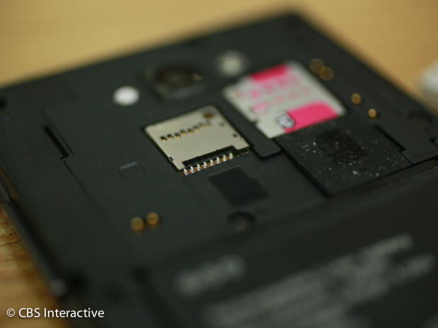 　16Gバイトの内蔵ストレージをアップグレードするためにmicro SDカードスロットもある。