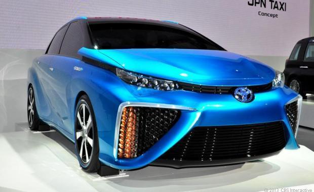 　トヨタは、次世代燃料電池自動車（FCV）のデザインコンセプトである「TOYOTA FCV CONCEPT」を発表した。水素燃料電池を動力源とする4人乗り自動車で、3分間の充電で最低でも500kmの走行が可能だ。トヨタは2015年にこれを発売する計画だ。