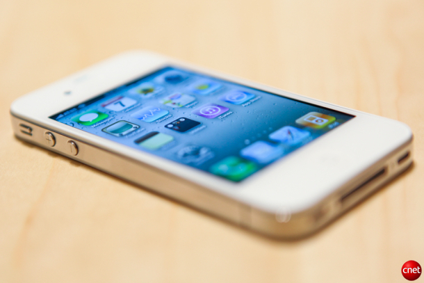 　iPhone 4は、金属とガラスを使った全く新しいデザインを採用した。