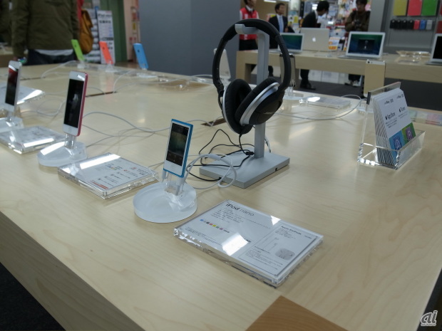 　iPhoneやiPodを体験できる中央のテーブル。