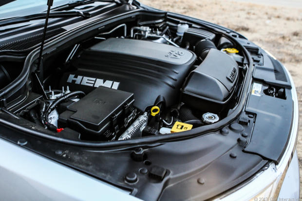 　エンジンは、3.6リットルV6、もしくは、写真にある5.7リットルHEMI V8を選ぶことができる。