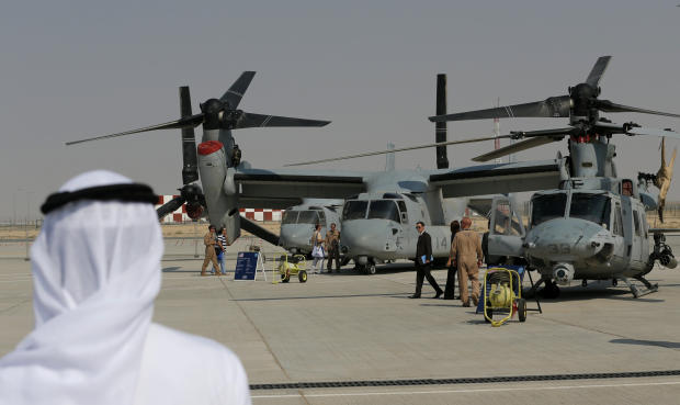 　18日にドバイ航空ショーで展示された米国製軍用ハードウェアを眺めるアラブ首長国連邦の市民。