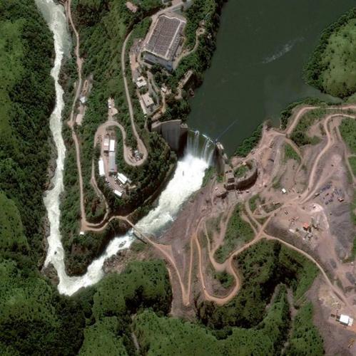 　ダム。それは豊富な水を意味する。この景色は、アンゴラのクワンザ川にあるカンバンベ水力発電ダムのもの。