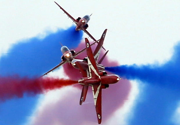 　英空軍のアクロバットチーム「Red Arrows」は、18日にドバイ航空ショーで曲技飛行を行った。