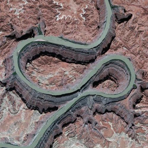 　ユタ州を流れる曲がりくねったコロラド川。4月に撮影。コロラド川がコロラド高原を削り取りながら流れて緑色の壁を作り上げた結果、巨大な蛇のように見えるということを認識するのは難しい。