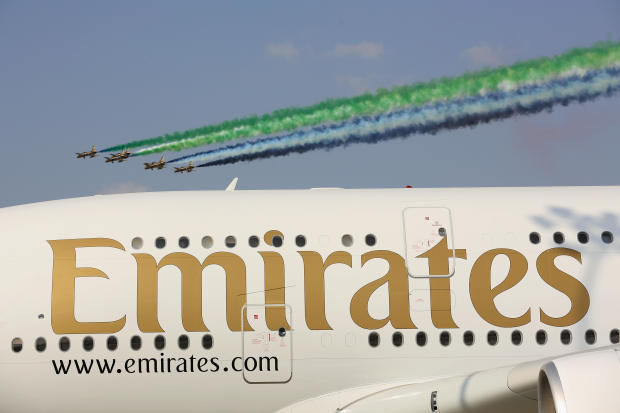 　ドバイ航空ショー開催中の18日にEmirates AirlinesのAirbus A380の上を飛行する、アクロバットチームAl-Fursan。