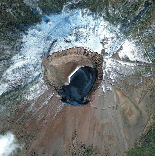 　火山は最もドラマチックな衛星写真をいくつか生み出している。特に、その歴史が気難しいことで知られるベスビオ山のように変化に富んでいる場合は、なおさらだ。