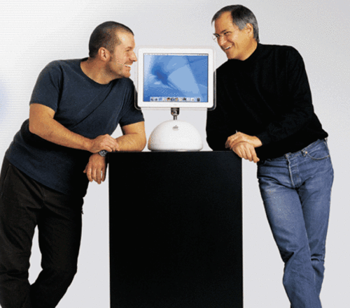 　iMacを挟んで談笑するAppleのデザイナーのJonathan Ive氏とJobs氏。