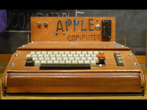 　見よ、これが初めてのApple製コンピュータだ。Steve Jobs氏とSteve Wozniak氏が構築し、1976年4月に発売された。