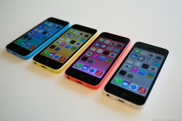 　Appleは2013年秋、「iPhone 5c」を発表してiPhoneに多彩なカラーをもたらした。このプラスチック製スマートフォンは安価なエントリーレベルのモバイルデバイスになるのではないかとうわさされていたが、ふたを開けてみると、それなりに高額なデバイスだった。