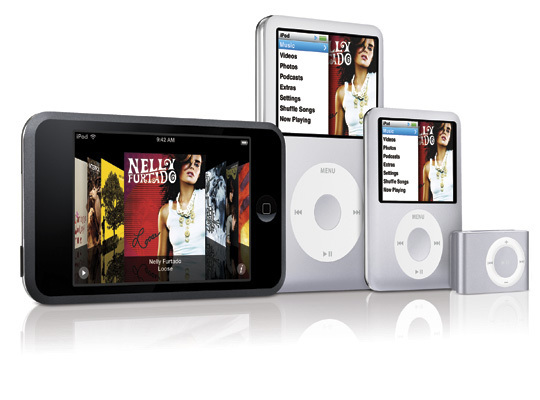 　2007年、iPodは「iPod touch」に進化した。iPod touchは、発売されたばかりの「iPhone」のデザインを借用していた。