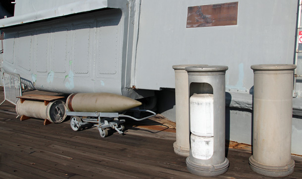 　徹甲弾1発で、小型自動車1台分の重さ（2700ポンド、約1225kg）がある。