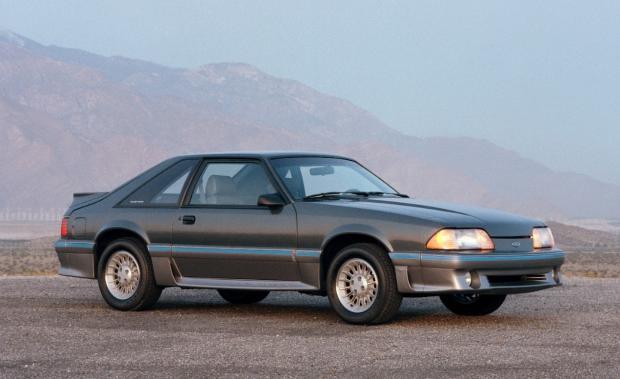 　この1987年型Mustangは、前の年式からスタイルが刷新されているが、プラットフォームは同じだ。Fordは長年にわたってファーストバックのクーペモデルも維持した。