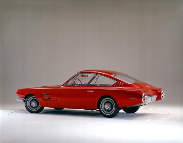 　このファーストバックの「Avanti」は、初代Mustangへとつながる多くのコンセプトの1つだった。デザインには欧州の影響が色濃く見られ、初代Mustangとは似ても似つかない。しかし、クーペ型はこの初期のMustangのデザインワークにおける特徴だった。