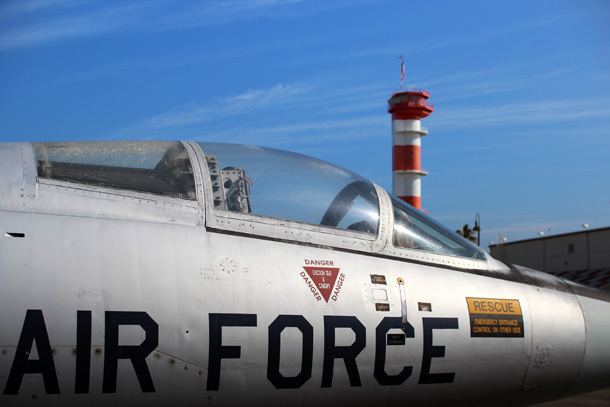 　F-104とフォード島の管制塔。
