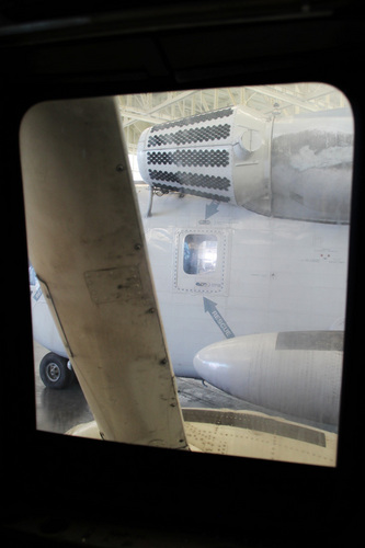 　SH-3 Sea Kingの側面にある小さな窓からは、外はあまり見えない。ただ、CH-53の巨大な吸気口は見える。