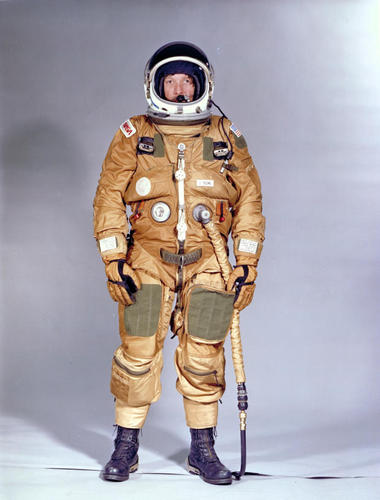 　1981年4月12日、初めてのシャトル飛行「STS-1」で、宇宙飛行士のJohn Young氏とRobert Crippen氏は、この写真のモデルが着用している緊急脱出用スーツを着ていた。このスーツは、米空軍の高高度気密服を改造したものだ。