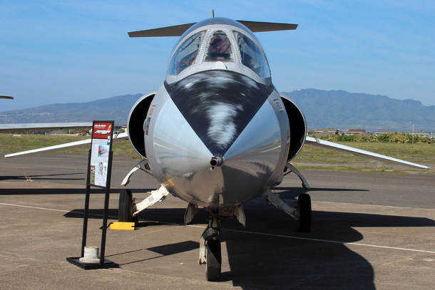 　両腕を広げると、F-104の胴体幅よりも広くなる。