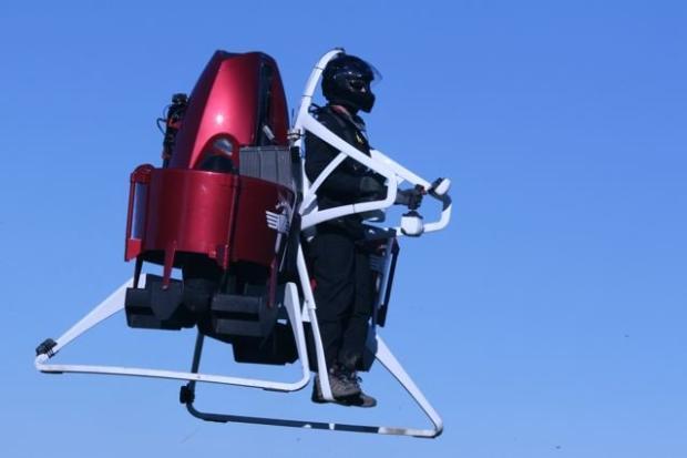 　これは2014年に完成予定の実用的なジェットパック「Martin Jetpack」だ。

　Martin Jetpackは、これが世界初の「実際に使える」ジェットパックになるだろうとしている。パイロットと遠隔操縦のいずれかで飛行でき、当初は緊急救援活動用や、重量物運搬用無人航空機として使われると考えられている。いずれは個人用のジェットパックとして導入されるだろう。

　数年にわたって開発が進められてきたこのジェットパックは、最大18.6マイル（約30km）まで、または30分間の飛行が可能で、最大対気速度は時速46マイル（時速約74km）である。さらに、最大で海抜3000フィート（約914m）の高さまで上昇できる。
