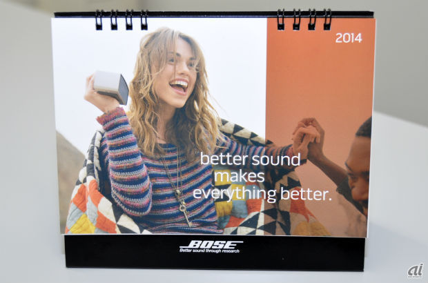 　CNET Japanでは、関係各社様からたくさんの2014年カレンダーをいただきました。そこで、いただいたカレンダーの中から、特にデザインや仕掛けがユニークだったものを編集部でセレクトして毎日紹介していきます。今回はボーズ、東和電子、バッファローのカレンダーを紹介します。こちらはボーズの卓上カレンダー。2013年に発売されたBluetoothスピーカ「SoundLink Mini」を手にしています。