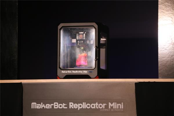 　Replicator Miniの内部には、マグネット装着式のフィラメント収納部「Smart Extruder」がある。