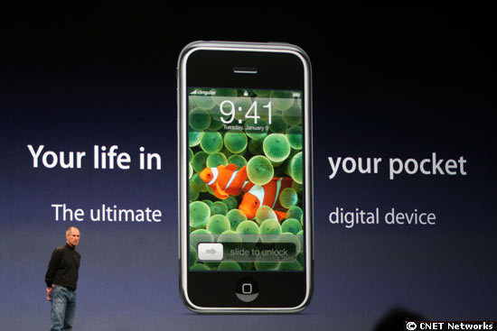 　AndroidとiOSの戦いが始まったのは2007年だ。Steve Jobs氏はこの年に初代「iPhone」を発表した。当時、iOSは単に「iPhone OS」と呼ばれていた。