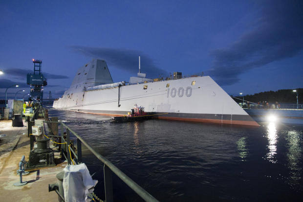 　General Dynamicsのバス鉄工所は2014年後半に次世代駆逐艦「USS Zumwalt」（「DDG 1000」）を米海軍に納入する予定だ。このZumwaltは、3隻建造される予定の新しいZumwalt級駆逐艦の1番艦。独特のタンブルホーム船型を採用したこの全長610フィート（約185.9m）の駆逐艦は、2013年10月後半に正式に進水した。この時点で、同艦は約87％完成していた（初期作戦能力を獲得するのは2016年になる見通し）。Zumwaltに搭載される予定の新しいテクノロジには、全電気式の統合電源方式（「未来の高エネルギー兵器やセンサの実現に適している」）や、射程距離63海里のロケット推進式精密誘導弾を発射するための先進砲システム（Advanced Gun System：AGS）などがある。

関連記事：米海軍ズムウォルト級ミサイル駆逐艦--新技術満載の船体を写真で見る