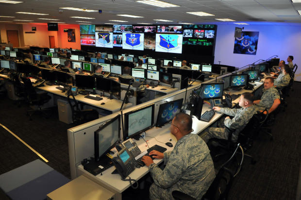 　陸路ならランタン1つ、海路ならランタン2つ。ネットワークルータ経由なら3つになるのだろうか。「Stuxnet」ウイルスが証明したように、サイバー戦争の時代が到来しつつある。しかし、もっと官僚的な証拠が欲しい人は、米空軍の雇用計画に注目するといいだろう。米空軍のサイバー戦争担当部隊である第24空軍では既に約6000人が精力的に働いているが、米空軍は2014会計年度と2015会計年度にさらに1000人以上の「サイバープロフェッショナル」を採用して、人員を増強する予定だ（上の写真は、テキサス州サンアントニオにある第24空軍サイバー戦争センター）。一方、米陸軍では先ごろ、新しい軍事特技区分（Military Occupational Specialty：MOS）である25Dサイバーネットワークディフェンダーの第1期の兵士たちが卒業した。彼らが2014年に具体的に何をするのかは明らかにされていないが、何かに従事することは間違いない。