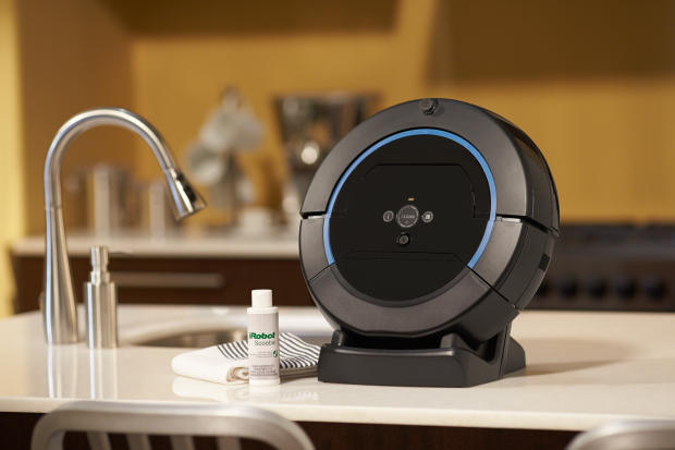 　iRobotは、刷新したフロア洗浄ロボット「Scooba 450」をCES2014で披露した。この新モデルは599ドルで販売されている。大腸菌など細菌を含むフロアの汚れの99.3％を取り除くという。