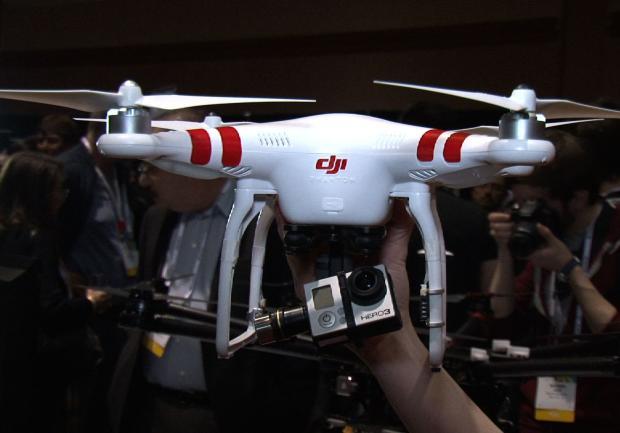 　CES 2014で、DJIの「Phantom 2」を手に取っているところ。このドローンは、上空から動画を撮影できる（高価版のモデルも同様）。